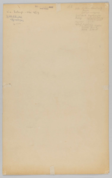 S/G/1271/ML - Postać młodego chłopaca w ujęciu całopostaciowym. Głowa ujęta w profilu, tułów skierowany 3/4 na prawo. Twarz lekko pochylona, ciemne, krótko ostrzyżone włosy. W lewej, ugiętej w łokciu ręce trzyma oparte o policzek skrzypce, w prawej uniesiony ku górze smyczek. Lewa noga wysunięta do przodu.  Ubrany w luźną białą koszulę ze stójką i szerokie, sięgające do połowy łydki spodnie. Stopy bose. Postać rysowana miękką kreską, podkreślona konturem.