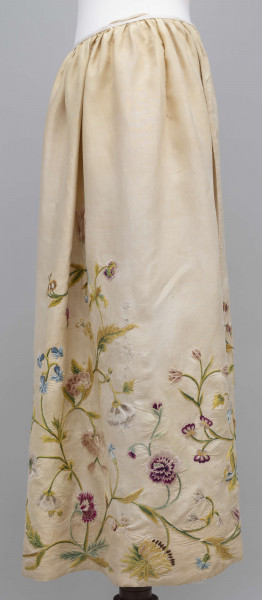 E/890/ML - Zapaska wykonana z jedwabiu koloru kremowego. Haftowana w kolorowe kwiaty. Haft płaski cienowany.