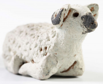 E/172/ML - Baranek wykonany z gliny techniką lepienia. Kolory: baranek biały, rogi i pyszczek czarne. 
Służy jako zabawka.