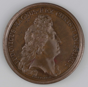 N/1528/ML - AV. Popiersie Ludwika XIV w profilu w prawo, z odkrytą głową. W otoku napis rozdzielony na dole przez wizerunek:
LUDOVICUS MAGNUS REX CHRISTIANISSIMUS . 
U dołu sygnatura: I . MAGVER . F

RV. Kompozycja z trzech koncentrycznych kół, podkreślonych linearnie. W wewnętrznym na panopliach ozdobna tarcza z herbami Polski i Litwy, niżej, w odcinku napis:
IOAN . POL . REGE / TORQVE DONATO / . M . DC . LXXV .
W kole środkowym dwa łańcuchy z odznakami orderowymi św. Michała i orderu św. Ducha. W kole zewnętrznym napis rozdzielony na dole:
CONCORDIAE  VINCVLVM .