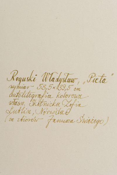 Pieta. Centralnie umieszczona postać Marii trzymająca na kolanach ciało Chrystusa. Maria w pozycji siedzącej, 3/4 w lewo, głowa lekko przechylona na bok. Twarz o schematycznie zaznaczonych rysach, karnacja przybierająca kolor rozbielonego ugru. Ubrana w fioletową, długą suknię, spod której widoczna prawa stopa, pod szyją czerwone korale. Na głowie jasnobeżowy welon, dookoła głowy nimb. Na kolanach Marii miękko ułożone ciało Chrystusa. Ręce bezwładnie opadające, głowa otoczona nimbem, na głowie korona cierniowa. Rysy twarzy schematyczne. Ciało nagie, na wysokości bioder perisonium. W prawym boku rana, z której 
wypływają do stojącego obok kielicha trzy strugi krwi. W tle, po obu stronach postaci stylizowane kwiaty. Postać Chrystusa określona grubym konturem, tło przedstawienia oranżowe, płaszczyzna podłoża w tonacji ciemnej zieleni.