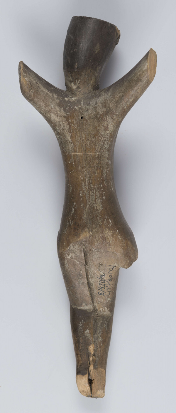 E/420/ML - Rzeźba wykonana techniką strugania i gładzenia z jednego kawałka drewna. Głowa lekko pochylona ku przodowi i w prawo. Perizonium schematyczne, twarz stylizowana, oczy zamknięte, na ustach widoczny smutek. Korona cierniowa zaznaczona wyraźnie - ciernie symboliczne - wgłębne iksy oraz kropki. Rzeźba niepolichromowana.