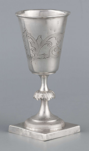 S/Mt/557/ML - Czara koniczna z brzegiem obwiedzionym wałkiem, trzon zdobiony kapturkiem z repusowanym w liście akantu, stopa okrągła z kwadratową plintą. Brzeg stopy karbowany. Na powierzchni czary grawerowany wzór stylizowanej wici roślinnej.
Na brzegu plinty sygnatury wypukłe majuskułą w prostokatnych ramkach:
- J.GAŁECKI
- w LUBLINIE
- punca owalna z przedstawieniem dłoni 
i punca okrągła z oznaczeniem próby 