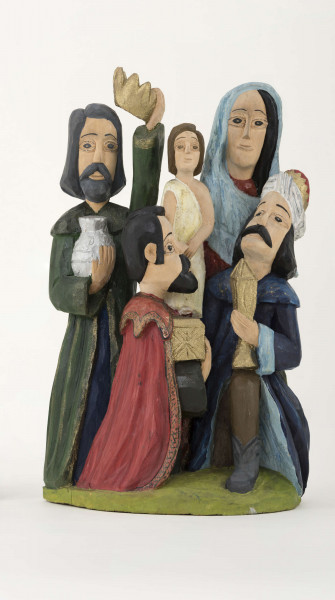 Rzeźba z drewna lipowego, technika strugania, polichromowana farbami plakatowymi. Na postumencie w kształcie nieregularnego owalu o wym. 23 x 13 x 1,5 cm, w kolorze seledynowym, zakomponowane zostały cztery postacie. W głębi z lewej strony postać króla (wys. 38 cm) w granatowej długiej szacie i zielonym płaszczu, z okrągłym kołnierzem. Król w lewej podniesionej ręce trzyma złotą koroną, w prawej – srebrny dzbanek. Z prawej strony postać Matki Boskiej (wys. 38,5 cm) z Dzieciątkiem (wys. 17 cm) w kremowej sukience, na prawym ręku. MB w czerwonej długiej sukni, zielonym płaszczu i niebieskiej chustce na głowie. Przed MB z lewej strony klęczy król (wys. 24,5 cm) w czerwonym płaszczu i czarnej sukni, który w rękach trzyma złotą szkatułkę. Z prawej strony klęczy król (wys. 28,5 cm) w granatowym płaszczu o niebieskim podbiciu i mankietach, brązowych spodniach, granatowych butach sięgających do połowy łydki. Na głowie ma złotą koronę na czerwonej czapce, otoczonej białym zawojem. W lewej ręce trzyma złotu kielich. 