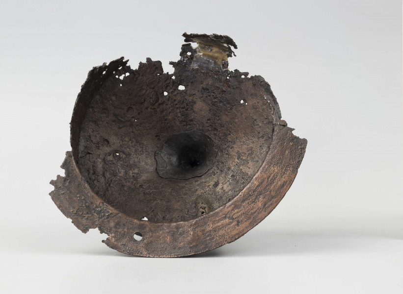 Umbo stożkowate z wyokim tępym kolcem.
Żelazne umbo, czyli szczyt tarczy jest wraz z mieczem z miedzianą inkrustacją wyobrażającą Marsa i Victorię, grotami, okuciem drzewca i parą ostróg, częścią bogatego ekwipunku wojownika kultury przeworskiej z okresu rzymskiego, odkrytego w grobie ciałopalnym na stanowisku archeologicznym w Podlodowie koło Tomaszowa Lubelskiego. Egzemplarz z Podlodowa posiada długi tępy kolec. Wyjątkowy jest sposób wykonania tej broni. Żelazna kopuła i kołnierz umba zostały bowiem pokryte warstwą miedzianej blachy, co ma walor estetyczny oraz świadczy o wysokim poziomie ówczesnej metalurgii. 