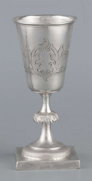 S/Mt/557/ML - Czara koniczna z brzegiem obwiedzionym wałkiem, trzon zdobiony kapturkiem z repusowanym w liście akantu, stopa okrągła z kwadratową plintą. Brzeg stopy karbowany. Na powierzchni czary grawerowany wzór stylizowanej wici roślinnej.
Na brzegu plinty sygnatury wypukłe majuskułą w prostokatnych ramkach:
- J.GAŁECKI
- w LUBLINIE
- punca owalna z przedstawieniem dłoni 
i punca okrągła z oznaczeniem próby 