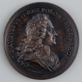N/1560/ML - AV. Popiersie króla w profilu w prawo, w wieńcu laurowym na głowie. W otoku napis:
D . G . AVGVSTVS II . REX POLON . ELECT . SAXON .
U dołu sygnatura: VESTNER . F .

RV. Portret konny króla w lewo, w stroju rzymskim. Za nim trzech jeźdźców w strojach polskich. Na górze, w otoku napis:
MARTIS  SAXONICI  SPECTACVLA  BELLICA  BELLA
Na dole w odcinku:
IN CAMPO AD MVLBERG . / MDCCXXX . / V .