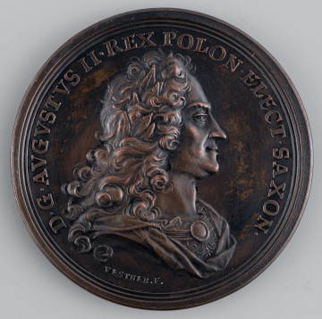 N/1560/ML - AV. Popiersie króla w profilu w prawo, w wieńcu laurowym na głowie. W otoku napis:
D . G . AVGVSTVS II . REX POLON . ELECT . SAXON .
U dołu sygnatura: VESTNER . F .

RV. Portret konny króla w lewo, w stroju rzymskim. Za nim trzech jeźdźców w strojach polskich. Na górze, w otoku napis:
MARTIS  SAXONICI  SPECTACVLA  BELLICA  BELLA
Na dole w odcinku:
IN CAMPO AD MVLBERG . / MDCCXXX . / V .