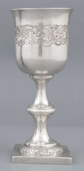 S/Mt/62/ML - Czara dzwonowata z lekko wywiniętym brzegiem, trzon z płaskim nodusem, stopa okrągła, wysklepiona, na kwadratowej plincie. Na czarze ryta wić kwiatowa, brzeg nodusa karbowany, brzeg stopy pokryty wzorem roślinno-kwiatowym.
