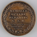 N/8827/ML - AV. Popiersie Stanisława Poniatowskiego w profilu w prawo, z odkrytą głową, ze wstęgą orderu Orła Białego na piersiach. W otoku napis rozdzielony na dole przez wizerunek:
STANISL . CIOLEK . PONIATOWSKI CASTEL . CRAC . 
U dołu sygntaura: HOLZHAEUSSER  F

RV. Czterowierszowy napis:
MEMORIAE / OPTIMI / PARENTIS / S . A . R . 
Niżej pod poziomoą kreską:
NAT : 15 . SEPT : A . 1676 . / OBIT . 30 . AUG /  A . 1762 .
W otoku wieniec cyprysowy.
