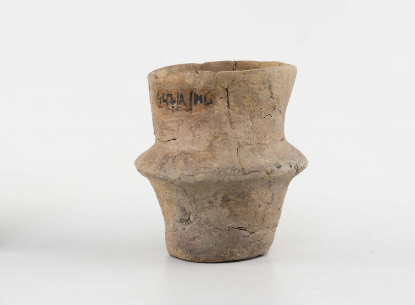 Pucharek ulwówecki; dno małe, płaskie; nóżka wysoka; brzusiec ostro załamany; szyjka wysoka, cylindryczna; powierzchnie gładzone, spękane; krawędź zaokrąglona
wymiary dodatkowe: 3,5 cm (śr. dna); 2,6 cm (wys. szyi); 2,0 cm (wys. nóżki). Surowiec - glina z domieszką drobnoziarnistego tłucznia. Barwa obustronnie pomarańczowa w ciemne plamy. przełom brunatny. Brak części szyi, uzupełnione gipsem.