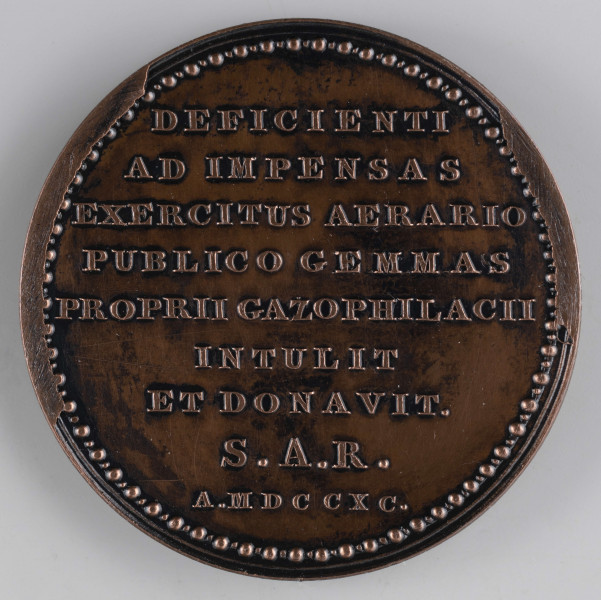 N/1591/ML - AV. Głowa króla z przepaską w profilu w prawo. Napis dookolny:
STANISLAUS AUGUSTUS D.G.REX POLONIAE M.D.LITUA.
Monogram: I.P.H.

RV. Dziewięciowierszowy napis:
DEFICIENTI / AD IMPENSAS / EXERCITUS AERARIO / PUBLICO GEMMAS / PROPRII GAZOPHILACII / INTULIT / ET DONAVIT. / S.A.R. / A.MDCCXC
Całość ujęta pojedynczym otokiem o dwóch wielkościach. Na rancie wada stempla.