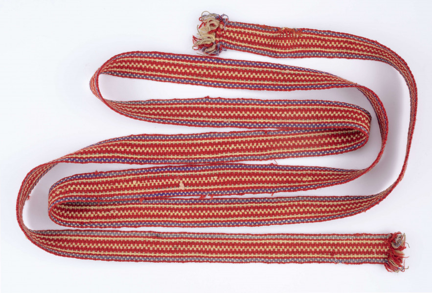 Krajka wełniana. Tło czerwone. Pasy fioletowo-kremowe, seledynowe, zielono-czerwone i kremowo-czerwone