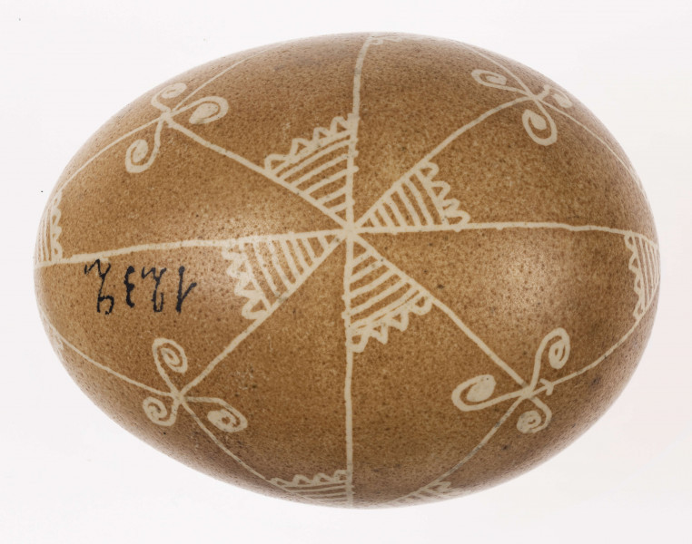 E/1232/ML - Technika batik. Podział na podłużny na 4 części, podział poprzeczny na 2 części. Na skrzyżowaniu linii motyw swastyki, Wewnątrz pól motyw trykwetru. Barwa tła brązowa, barwa motywu biała.