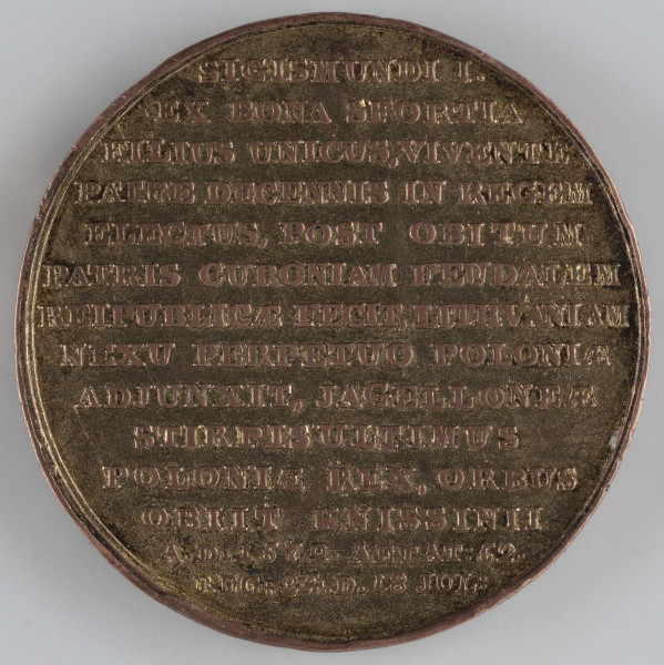 N/3535/ML - AV. Popiersie króla w profilu w prawo, w kapeluszu z piórami, z orderem Złotego Runa na piersiach. Na górze w półkolu napis:
SIGISMUNDUS AUGUSTUS.
Sygnatura: I.I.REICHEL.F.

RV.Czternastowierszowy napis:
SIGISMUNDI I. / EX BONA SFORTA / FILIUS UNICUS, VIVENTE / PATRE DECENNIS IN REGEM / ELECTUS POST OBITUM / PATRIS CURONIAM FEUDALEM / REIPUBLICAE FECIT, LITHUANIAM / NEXU PERPETUO POLONIAE / ADJUNXIT, JAGELLONEAE / STIRPIS ULTIMUS / POLONIAE REX, ORBUS / OBIT KNISSINII / A.D.1572.AETAT:52. / REG:24.D.18 JUL: