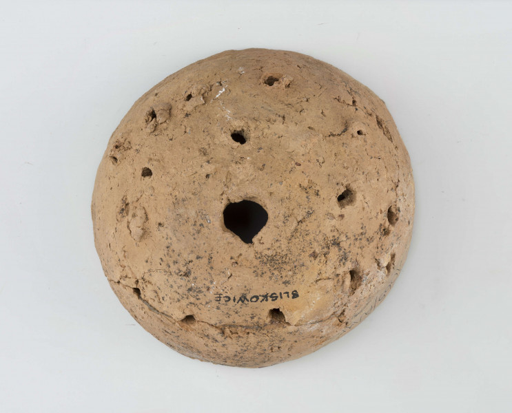 Naczynie półkuliste dno z otworem krawędz ścieta płasko otworki rozmieszczone niereguralnie na całej powierzchni wypychane od wnętrza powierzchnie gładzone niestarannie zewnętrza porowato-chropowata 