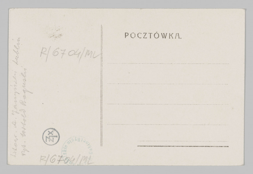 R/6704/ML - Scena rodzajowa o zabarwieniu satyrycznym. Na pierwszym planie karykaturalne wyobrażenie otyłej kobiety, 3/4 w lewo, do wysokości bioder. 
W lewym górnym narożniku ukazane od tyłu postacie trzech mężczyzn dobijających się do drzwi z napisem: PIEKARNIA.
Przedstawienie opatrzone u góry czerwonym majuskułowym napisem: FRAGMENTY WOJENNE Z R. 1917; u dołu: DZIAŁO 200 CM-TROWE.
na odwrociu: Litogr. A. Jarzyński Lublin rys. Witold Boguski