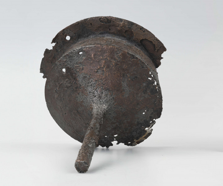 Umbo stożkowate z wyokim tępym kolcem.
Żelazne umbo, czyli szczyt tarczy jest wraz z mieczem z miedzianą inkrustacją wyobrażającą Marsa i Victorię, grotami, okuciem drzewca i parą ostróg, częścią bogatego ekwipunku wojownika kultury przeworskiej z okresu rzymskiego, odkrytego w grobie ciałopalnym na stanowisku archeologicznym w Podlodowie koło Tomaszowa Lubelskiego. Egzemplarz z Podlodowa posiada długi tępy kolec. Wyjątkowy jest sposób wykonania tej broni. Żelazna kopuła i kołnierz umba zostały bowiem pokryte warstwą miedzianej blachy, co ma walor estetyczny oraz świadczy o wysokim poziomie ówczesnej metalurgii. 