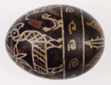 E/1323/ML - Technika batik. Podział poprzeczny na 2 nierówne części. Motyw zwierzęcy (koza, ptaszki) i roślinny. Barwa tła czarna, barwa motywu biała, żółta i ceglasta.