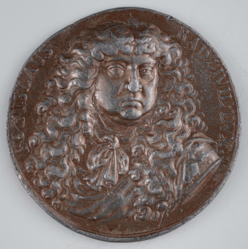 N/2501/ML - AV. Popiersie księcia frontalnie. W otoku napis rozdzielony na dole i górze przez wizerunek:
BOGUSLAUS - RADZIVIL . DVX . 

RV. Trzy obeliski z datami na cokołach:
1)1620; 2)1665; 3)1669;
zwieńczone kolejno: słońcem, parą gołąbków, trupią czaszką. Na górze, pod otwartą koroną, w łuku napis: TANDEM
U dołu w półkolu napis:
ORBI. SIBI. NATURAE.
Dwie ostatnie litery w formie ligatury.

