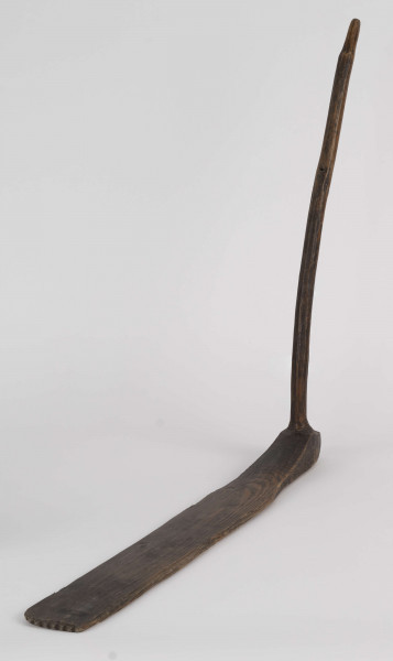 E/3052/ML - Przęślica krężołkowa z przysiadką. Pióro – pionowa beleczka i przysiadka z samorodnego drewna sosnowego. Krężel ruchomy w kształcie wydłużonego stożka. Obsadka przysiadki nieco podgięta ku górze, zakończona wyrzeźbionymi 3 zębami. Służy do umocowywania wełny, lnu lub konopi, przy wici nici za pomocą wrzeciona.