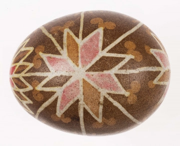 E/1149/ML E/1149/ML - Technika batik. Podział na 2 krzyże: prosty i skośny. Motyw gwiazdy i krzyża. Barwa tła brązowa, barwa motywu biała, różowa i jasnobrązowa.