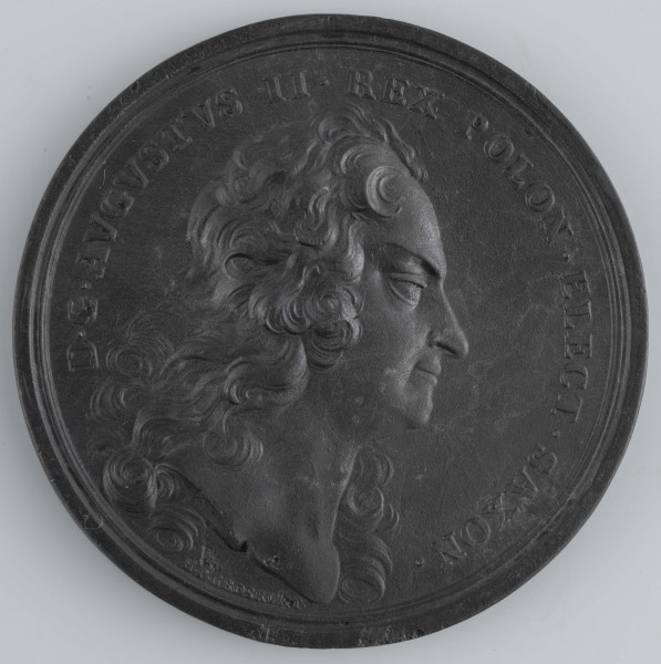 N/1562/ML - AV. Głowa króla w profilu w prawo. W otoku napis rozdzielony na dole przez wizerunek:
D . G . AVGVSTVS II . REX POLON . ELECT . SAXON . 
U dołu sygnatura: H . P . GROSKVRT .

RV. Tron zwieńczony koroną, strzeżoną przez dwa orły. Na oparciu wstęga z odznaką orderową i gwiazdą orderu Orła Białego. W otoku napis rozdzielony na dole przez kompozycję:
RESTAVRATOR ORDINIS AQVILAE ALBAE