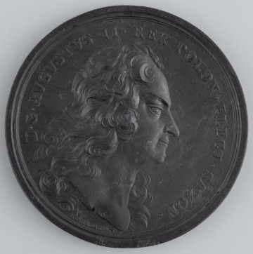 N/1562/ML - AV. Głowa króla w profilu w prawo. W otoku napis rozdzielony na dole przez wizerunek:
D . G . AVGVSTVS II . REX POLON . ELECT . SAXON . 
U dołu sygnatura: H . P . GROSKVRT .

RV. Tron zwieńczony koroną, strzeżoną przez dwa orły. Na oparciu wstęga z odznaką orderową i gwiazdą orderu Orła Białego. W otoku napis rozdzielony na dole przez kompozycję:
RESTAVRATOR ORDINIS AQVILAE ALBAE