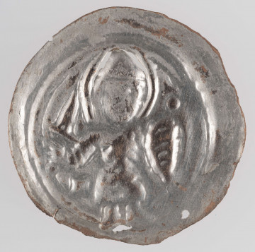 N/2833/ML - W pozycji stojącej na wprost rycerz z tarczą w lewej i mieczem w prawej ręce z hełmem na głowie otoczonej nimbem.