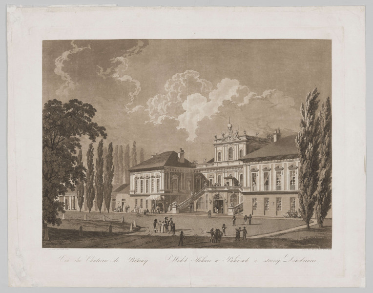 S/G/445/ML - Widok klasycystycznego pałacu w Puławach  (stan z ok. 1800 r.) od strony dziedzińca. Założenie na planie podkowy. Od frontu wysunięte poza linię korpusu głównego skrzydła. Między nimi taras, na który prowadzą reprezentacyjne, 2-biegowe schody. Kondygnacja parteru zdobiona boniowaniem. Piętro z rzędem  smukłych okien rozczłonkowane parami pilastrów jońskich, frontowe elewacje skrzydeł - parami lizen. Całość obiega tryglifowy fryz. Nad środkową częścią gmachu nadbudowane piętro z trzema półkoliście zakończonymi oknami i pilastrami korynckimi. Na dachu taras widokowy z rozmieszczonymi wokół rzeźbami, od frontu półkolisty naczółek i posąg Atlasa dźwigającego kulę ziemską. Po lewej parterowy budynek oficyny (?). Przed nim cztery smukłe drzewa. Na pierwszym planie dziedziniec zaludniony grupkami spacerujących postaci. Po lewej część okrągłego kolmbu z rozłożystym drzewem w centrum.
W górnej partii pas malowniczo zachmurzonego nieba. Przedstawienie szczegółowe, precyzyjnie oddane detale architektoniczne.