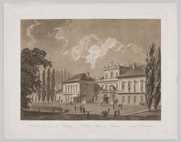 S/G/445/ML - Widok klasycystycznego pałacu w Puławach  (stan z ok. 1800 r.) od strony dziedzińca. Założenie na planie podkowy. Od frontu wysunięte poza linię korpusu głównego skrzydła. Między nimi taras, na który prowadzą reprezentacyjne, 2-biegowe schody. Kondygnacja parteru zdobiona boniowaniem. Piętro z rzędem  smukłych okien rozczłonkowane parami pilastrów jońskich, frontowe elewacje skrzydeł - parami lizen. Całość obiega tryglifowy fryz. Nad środkową częścią gmachu nadbudowane piętro z trzema półkoliście zakończonymi oknami i pilastrami korynckimi. Na dachu taras widokowy z rozmieszczonymi wokół rzeźbami, od frontu półkolisty naczółek i posąg Atlasa dźwigającego kulę ziemską. Po lewej parterowy budynek oficyny (?). Przed nim cztery smukłe drzewa. Na pierwszym planie dziedziniec zaludniony grupkami spacerujących postaci. Po lewej część okrągłego kolmbu z rozłożystym drzewem w centrum.
W górnej partii pas malowniczo zachmurzonego nieba. Przedstawienie szczegółowe, precyzyjnie oddane detale architektoniczne.