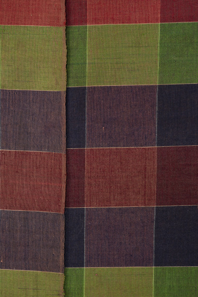 E/2792/ML - Kraciak lniany, tkany splotem prostym. Pasy: czerwone, zielone, grantowe i bordowe, poprzecinane białą kratką. Brzeg obrębiany ręcznie. Tkanina łączona.