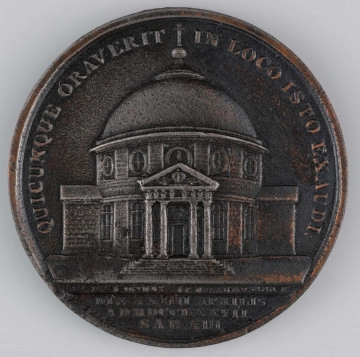 N/1585/ML N/1585/ML - AV. Bryła kościoła ewangelicko - augsburskiego w Warszawie. W otoku napis rozdzielony na górze przez krzyż:
QUICUNQUE ORAVERIT - IN LOCO ISTO EXAUDI
Na dole w odcinku:
DIE.XXIIII.APRILIS / AD.MDCCLXXVII / SA.R.XIII
Sygnatura tutaj nieczytelna:
S.G.ZUGK INVENT.I.P.HOLZHAEUSSER F.
RV. Dziewięciowierszowy napis:
HAS AEDES / DEO T.O.M. SACRAS / COETUS VARSAVIENS: / AUGUST:CONFESSION: / EX CONSENSU / STANISL:AUG:REGIS / .ET REIPUBLICAE / STRUERE / COEPIT .