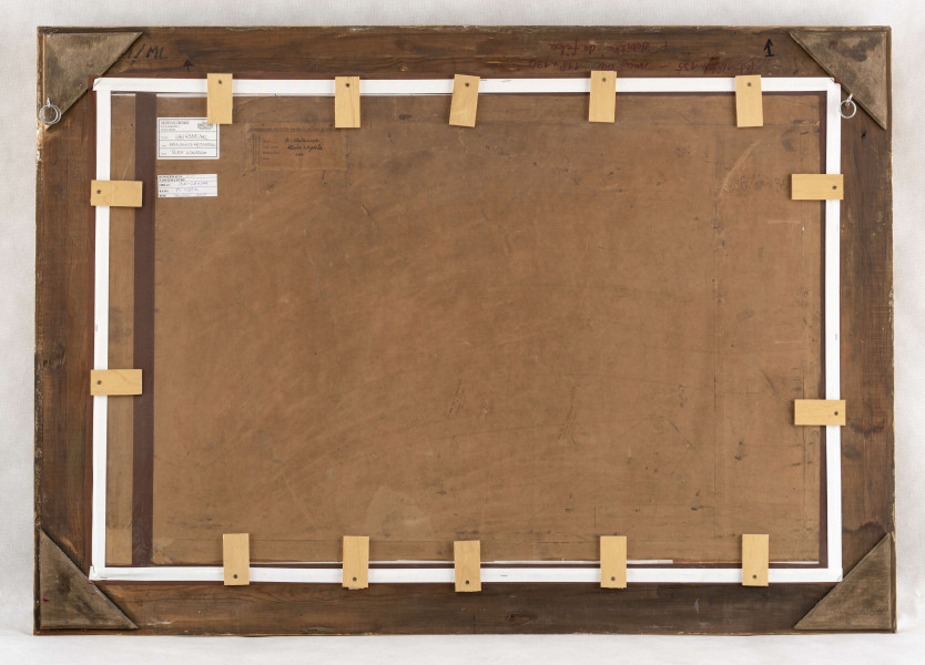 Pejzaż w jesiennej scenerii. Na pierwszym planie rozległy teren z usytuowanym fragmentarycznie w prawej części kompozycji rozgałęzionym pniu drzewa o powyginanych, niemal bezlistnych gałeziach. W oddali widoczne inne drzewa i zarośla, których pnie tworzą dekoracyjne, linearne układy. Kolorystyka zdominowana przez wyciszone tony brązów, ugrów i czerni z akcentami żółcieni liści i przygaszonych, niebieskawych paproci. 
  