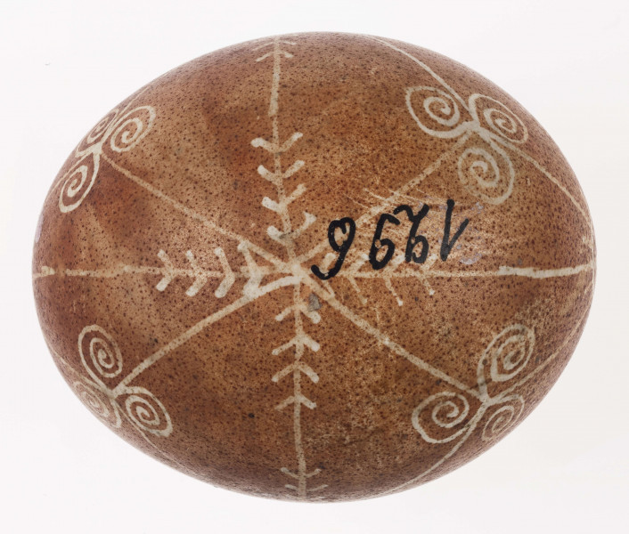 E/1296/ML - Technika batik. Podział na podłużny na 4 części, podział poprzeczny na 2 części. Motyw trykwetru. Barwa tła brązowa, barwa motywu biała.