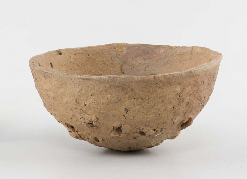 Naczynie półkuliste dno z otworem krawędz ścieta płasko otworki rozmieszczone niereguralnie na całej powierzchni wypychane od wnętrza powierzchnie gładzone niestarannie zewnętrza porowato-chropowata 