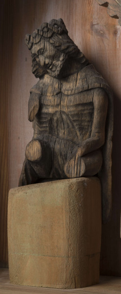 E/422/ML - Rzeźba wykonana w jednym kawałku drewna lipowego. Bez polichromii. Głowa nachylona w prawo, lewa ręka spoczywa na kolanie.