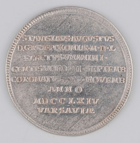 N/3272/ML - AV. Korona królewska, w otoku napis poprzedzony rozetką:
* HANC IVSSIT FORTVNA MERERI
Całość ujęta podwójną obwódką liniową i ziarnistą.

RV. Ośmiowierszowy napis:
STANISLAVS . AVGVSTVS / D . G . REX . POLONIAE . M . D L / ELECTVS . VNANIMI . / GENTIS . VOTO . VII . SEPTEMB / CORONATVS XXV . NOVEMB / ANNO / MDCCLXIV / VARSAVIAE
Całość ujęta podwójną obwódką liniową i ziarnistą.