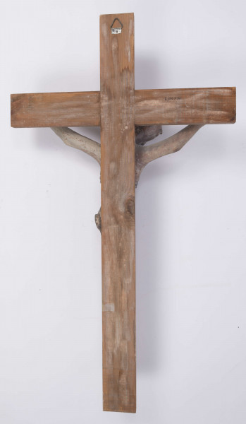 E/367/ML - Rzeźba w glinie przedstawiająca Chrystusa Ukrzyżowanego. Głowa schylona lekko w prawa stronę. Ciało nagie. Nogi podkulone i przebite żelaznym gwoździem. Glina wypalona.