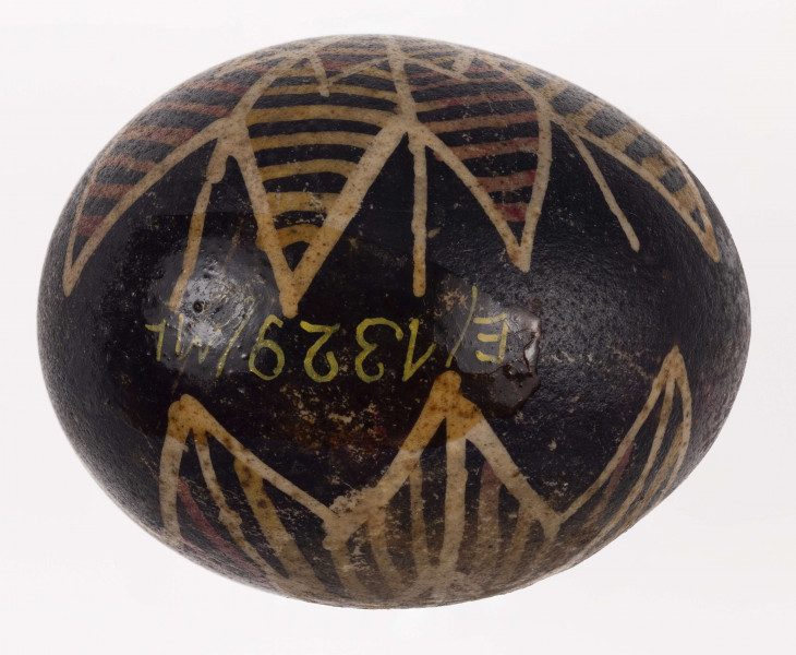 E/1329/ML - Technika batik. Motyw gwiazdy. Barwa tła brązowa, barwa motywu biała, żółta i różowa.