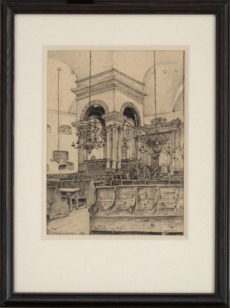 Wnętrze synagogi w widoku na północny wschód. W głębi zakomponowana na lewo od osi centralna, 4-filarowa podpora sklepienia. Filary złożone z trzech kolumienek, ich pary spięte arkadą. Podpora wzmocniona na wysokości kapiteli metalowymi ściągami. Wewnątrz bima otoczona balustradą. Od południa widoczne prowadzące na nią schodki. Z prawej strony fragment ściany wschodniej z szafą ołtarzową - aron ha-kodesz w ozdobnym, architektonicznym obramieniu zwieńczonym na osi przedstawieniem Tablic Mojżeszowych flankowanych przez gryfy. U dołu prowadzące do niej schody. Po lewej, część część ściany północnej z okienkami na babiniec. Wokół centralnej podpory zawieszone na długich łańcuchach wieloramienne kandelabry. Na pierwszym planie perspektywicznie dwa rzędy ławek, pomiędzy nimi stoły do modlitwy. Przedstawienie prowadzone miękką, swobodną kreską.
