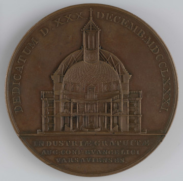 N/2575/ML N/2575/ML - AV. Popiersie Szymona Amadeusza Zug w profilu w prawo z odkrytą głową. W otoku napis rozdzielony na dole przez wizerunek:
SIMON AMADEUS ZUG ARCHITECTUS ELECT:SAX:
Sygnatura: I.P. HOLZHAEUSSER.F.
RV. Przekrój kościoła ewangelickiego w Warszawie, projektowanego przez Zuga. W otoku napis rozdzielony na górzez przez kompozycję:
DEDICATUM D.XXX. - DECEMB:MDCCLXXXI.
Na dole w odcinku:
INDUSTRIAE GRATUITAE / AUG:CONF: EVANGELICI / VARSAVIENSES.