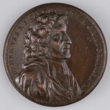 N/1542/ML N/1542/ML - AV. Popiersie męskie w profilu w prawo, z odkrytą ogłową, ze wstęgą orderu św. Ducha na szyi. W otoku napis rozdzielony na dole wizerunkiem:
HENRICVS : S : R : E : CARDINA : DELA : GRANGE : M : D : ARQV
Po lewej monogram: FC
RV. Popiersie kobiece w prawo, w wieńcu laurowym na głowie. W otoku napis rozdzielony na dole przez wizerunek:
: MARIA : CASIMIRA : D : G : REGINA : POLONIAE : 1699 :
Monogram po lewej: FC
Na przecięciu ramienia napis: LORETO