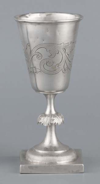 S/Mt/557/ML - Czara koniczna z brzegiem obwiedzionym wałkiem, trzon zdobiony kapturkiem z repusowanym w liście akantu, stopa okrągła z kwadratową plintą. Brzeg stopy karbowany. Na powierzchni czary grawerowany wzór stylizowanej wici roślinnej.
Na brzegu plinty sygnatury wypukłe majuskułą w prostokatnych ramkach:
- J.GAŁECKI
- w LUBLINIE
- punca owalna z przedstawieniem dłoni 
i punca okrągła z oznaczeniem próby 