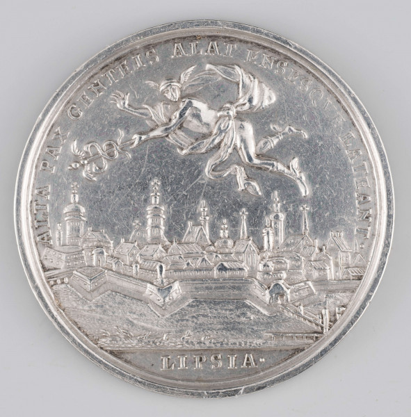 N/3698/ML - AV. Dwie postacie zwrócone do siebie: rzymski legionista i Hercules, podające sobie ręce, stopy wsparte na leżącej postaci uosabiajacej niezgodę. Na górze w półkolu napis:
COGNATO SANGVINE VICTA . 
Na dole w odcinku:
PAX SVECIAM INTER ET / POLONIAM PACTA / ALT RANSTAD . / MDCCVI
Monogram: P. H. M.

RV. Otoczone murem miasto, nad nim lecący w lewo Merkury. na górze w otoku napis:
ALTA PAX GENTEIS ALAT ENSEQVE LATEANT . 
Na dole w odcinku: LIPSIA . 
