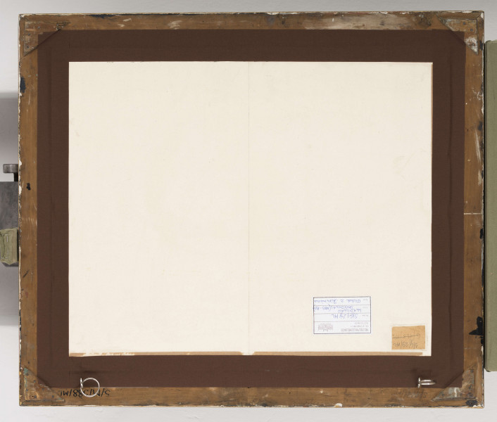 Ujęty fragmentarycznie widok miasteczka z farą i górą Trzech Krzyży w tle. Na pierwszym planie trapezoidalna płaszczyzna dachu, za nią fragment rynku ze studnią i małą sylwetą mężczyzny prowadzącego konia. Przy bocznych krawędziach fragmenty drewnianych domów. Nad nimi góruje centralnie usytuowana bryła fary. Za farą, po lewej łagodny stok wzgórza z trzema krzyżami na szczycie. W tle ciemny pas zasnutego chmurami nieba.  
