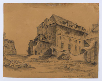 Widok Domu Mansjonarskiego w Lublinie w ujęciu od północno zachodniego narożnika z małą, nieistniejąca obecnie przybudówką od północy. Zachodnia, dłuższa elewacja z dwoma rzędami prostokątnych okien. Przed domem, na pierwszym planie fragment placu i pozostałości po wyburzeniu fary św. Michała. 
