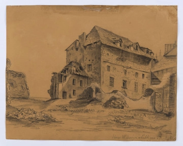 S/G/1344/ML Widok Domu Mansjonarskiego w Lublinie w ujęciu od północno zachodniego narożnika z małą, nieistniejąca obecnie przybudówką od północy. Zachodnia, dłuższa elewacja z dwoma rzędami prostokątnych okien. Przed domem, na pierwszym planie fragment placu i pozostałości po wyburzeniu fary św. Michała.