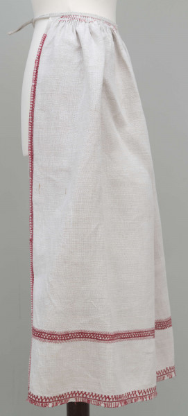 E/7939/ML - Fartuszek lniany zdobiony pośrodku, po bokach i na dole czerwonym haftem, przymarszczony w pasie, wiązany na troczki.