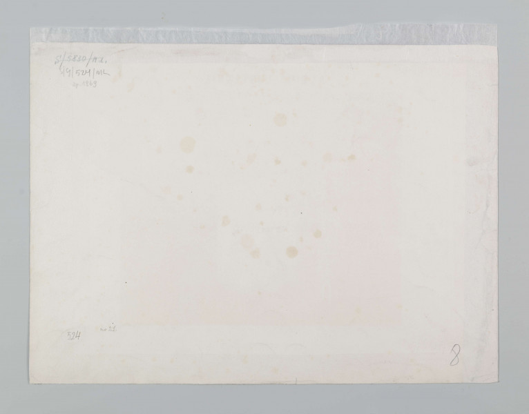 S/G/524/ML - Widok kamienic Przybyłów w rynku w Kazimierzu Dolnym. Usytuowane w pd-wsch. pierzei rynku, ukazane po lewej stronie przedstawienia. Obie późnorenesansowe, (ukończone w 1615 roku), trójosiowe; kamienica pod św. Mikołajem z arkadowym podcieniem. Elewacje zdobione bogatą dekoracją z motywami patronów św. Mikołaja i św. Krzysztofa wpisanych w pola miedzyokienne oraz postaciami biblijnymi i alegorycznymi, scenami religijnymi, fantastycznymi zwierzętami. Budowle zwieńczone wysokimi attykami o wysokich cokołach dekorowanych rzędym arkadek i nisz dzielonych pilastrami. Przed kamienicą pod św. Mikołajem budka strażnicza, na rynku trzy postacie. W głębi, po prawej fragment kamienicy. W prześwicie zabudowań widoczne korony drzew.
sygn. pod ryc.l.: Rys. z natury A. Lerue; p.:Odbito w Lit. A. Pecq & Co w Warsz No 482; p.:Lit. J. Cegliński
u góry śr. napis: ALBUM LUBELSKIE ; p.: No 4
u dołu: KAMIENICE W RYNKU KAZIMIERZA. 
BUDOWLE Z CZASÓW ZYGMUNTOWSKICH